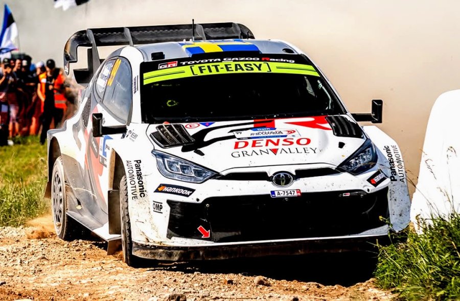 Oliver Solberg est&aacute; liderando en su debut con el Toyota Yaris en Estonia.