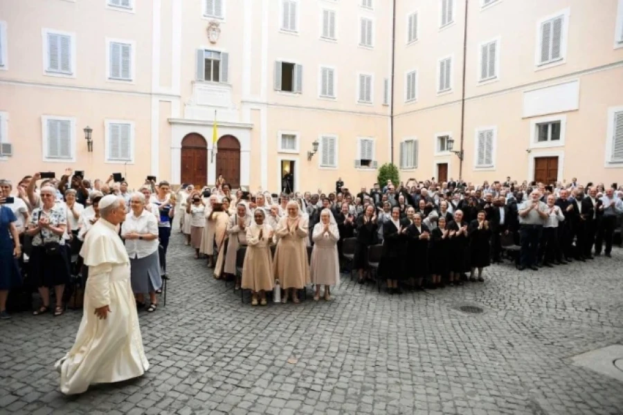 El encuentro del Papa, ayer, con los religiosos en Castel Gandolfo