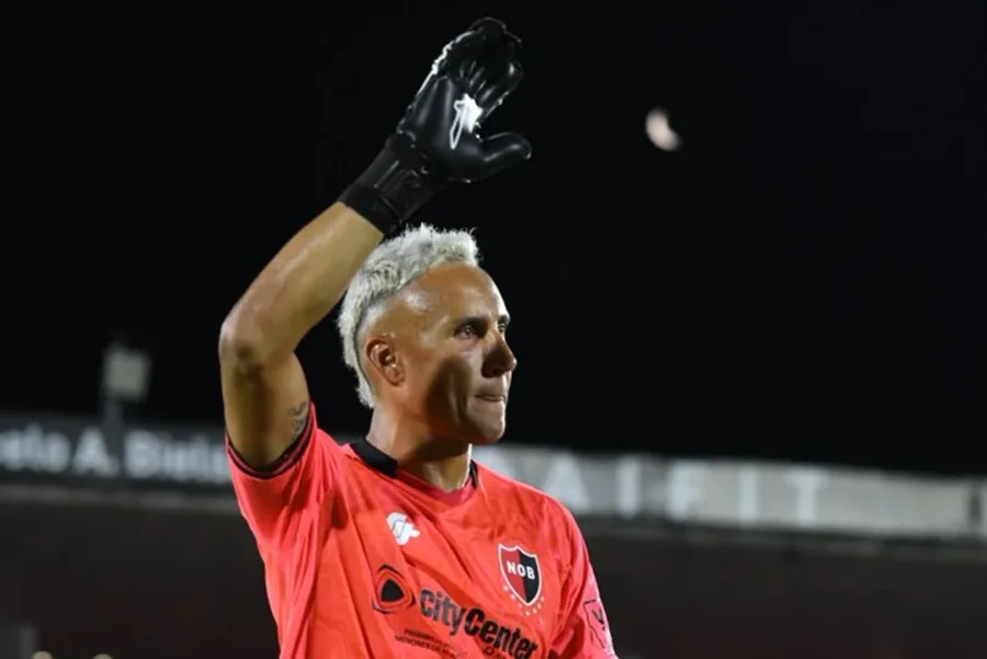Keylor Navas decidi&oacute; no atajar ante Banfield y presiona para salir de Newell&acute;s.