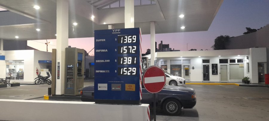 NUEVAS TARIFAS. Desde este domingo, YPF aument&oacute; los precios de sus combustibles en todo el pa&iacute;s.