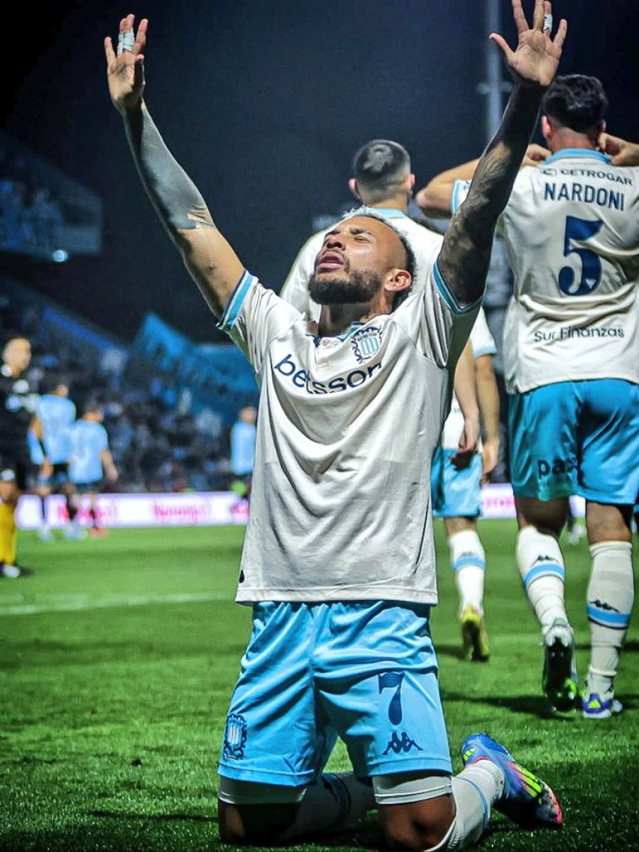 VERGARA CELEBRA EL TANTO DE LA VICTORIA DE RACING EN C&Oacute;RDOBA