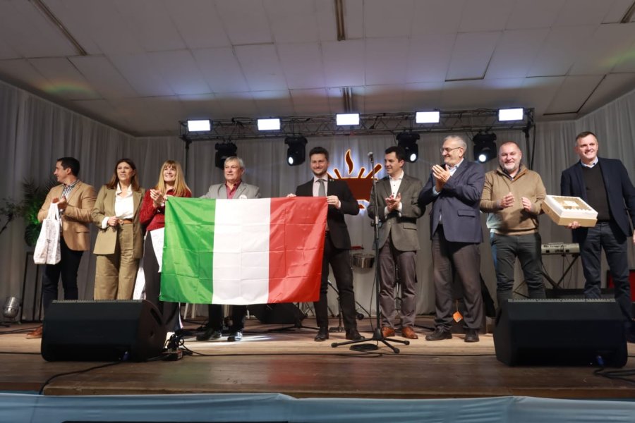 El c&oacute;nsul italiano entregando la Bandera de Italia junto a las dem&aacute;s autoridades.