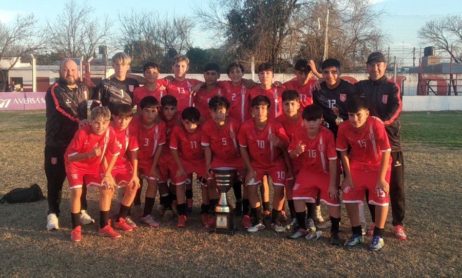 GRAN EQUIPO.Se qued&oacute; merecidamente con el trofeo principal.