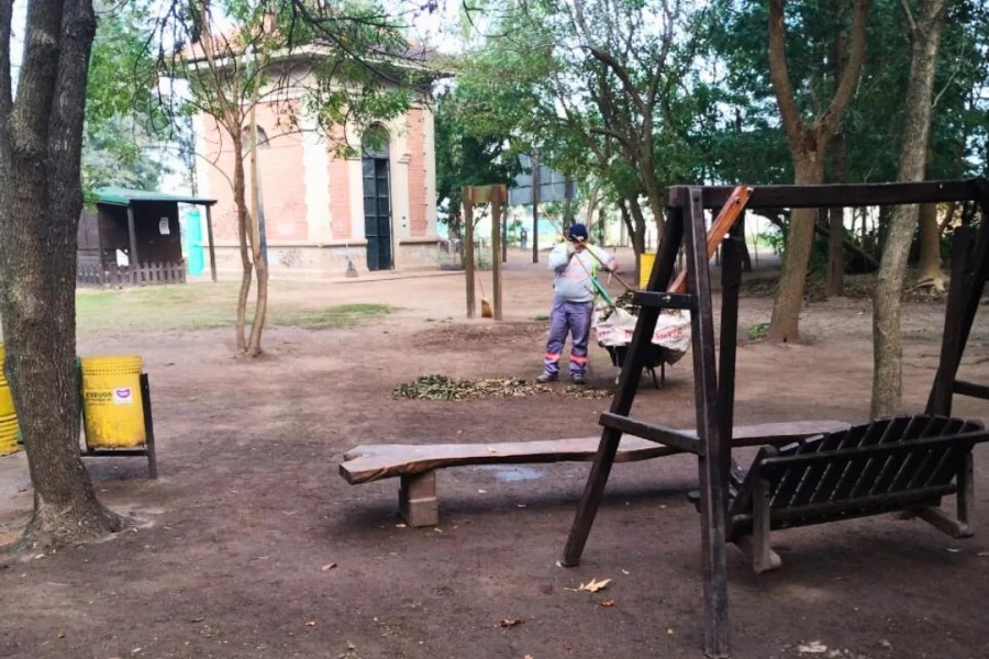 Equipos municipales tambi&eacute;n desarrollan tareas de limpieza y mantenimiento en otros puntos clave de la ciudad.