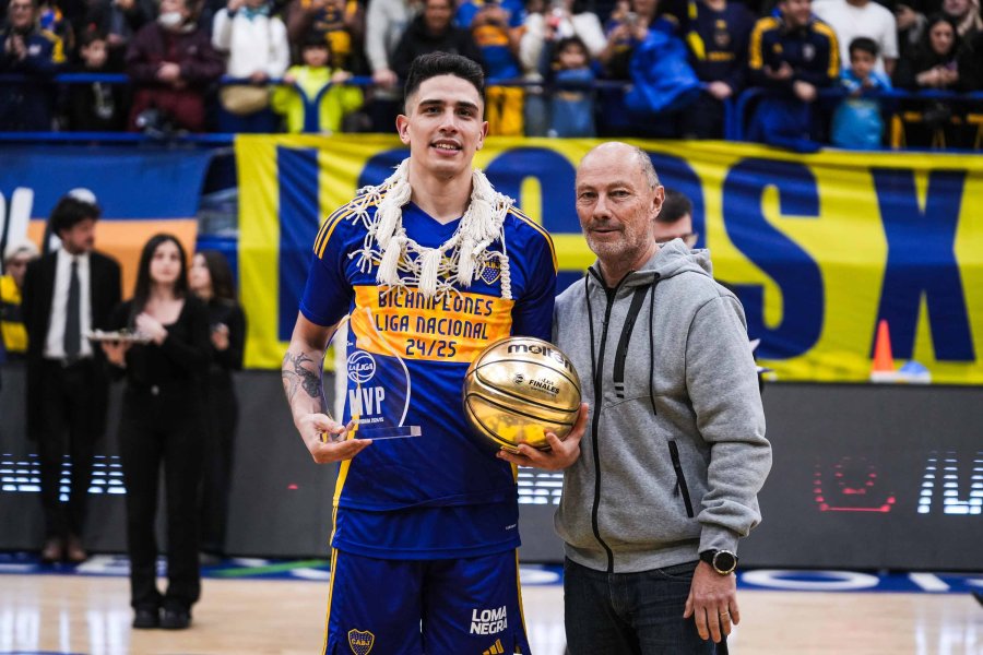 GRAN NIVEL. El base con su trofeo de MVP.