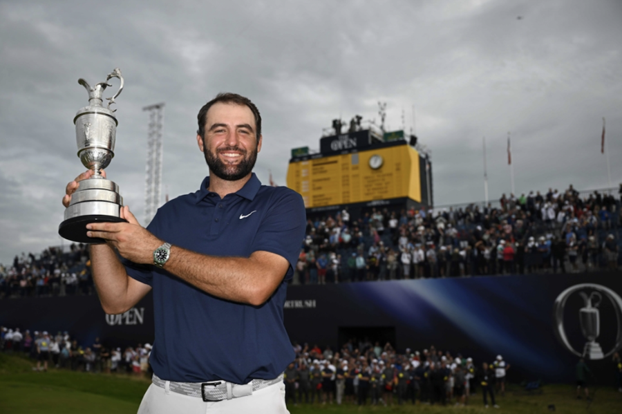 UN GRAN CAMPEON. El estadounidense con su trofeo.