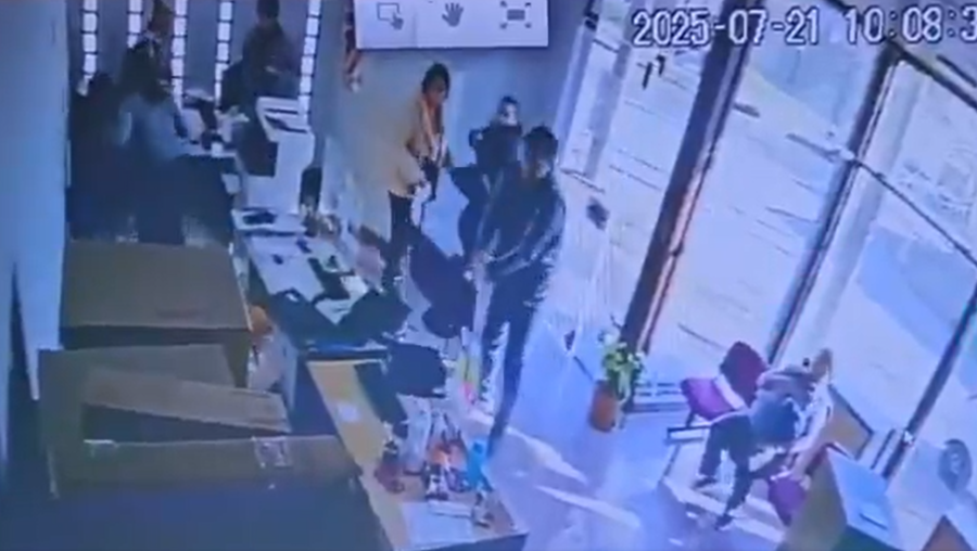 Fuera de control, un hombre caus&oacute; destrozos en la Sucursal de la EPE en San Jorge.