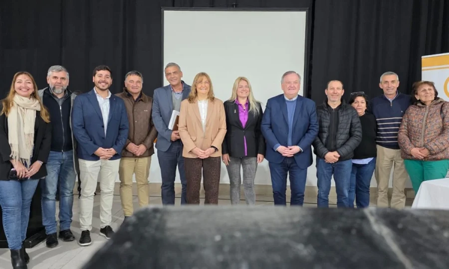 El grupo que particip&oacute; de la apertura de ofertas.