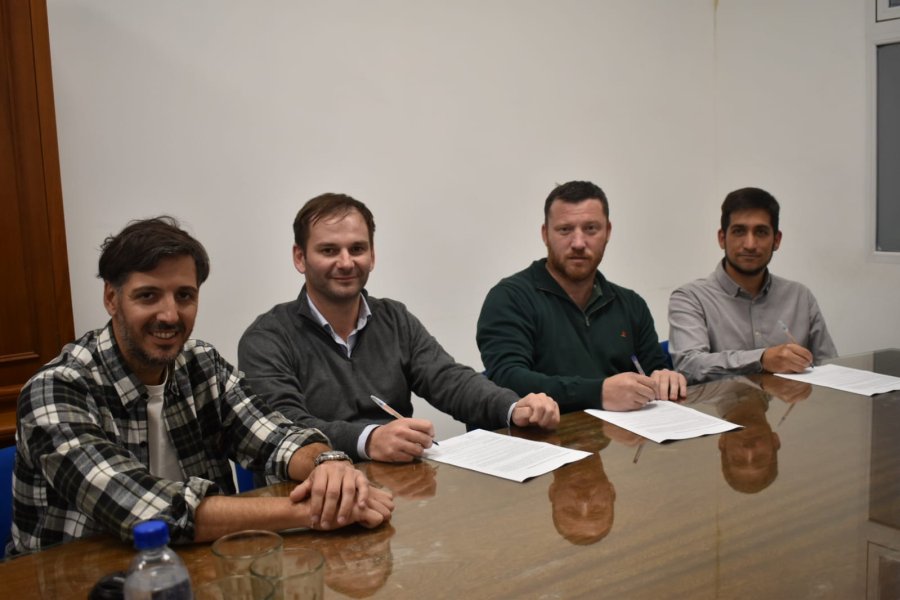 Carlos Martino Navarro, Ezequiel Inwinkelried, Francisco Paravano y Joaqu&iacute;n Tita durante la firma del convenio en la sede de Atl&eacute;tico de Rafaela.
