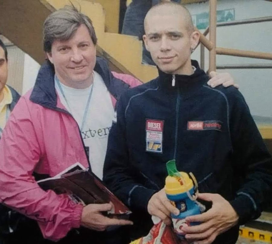 Valentino Rossi y el enviado de LA OPINI&Oacute;N en la temporada 1999.