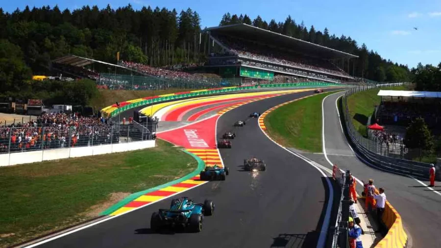 La curva de "Eau Rouge", la m&aacute;s famosa del campeonato de F&oacute;rmula 1.