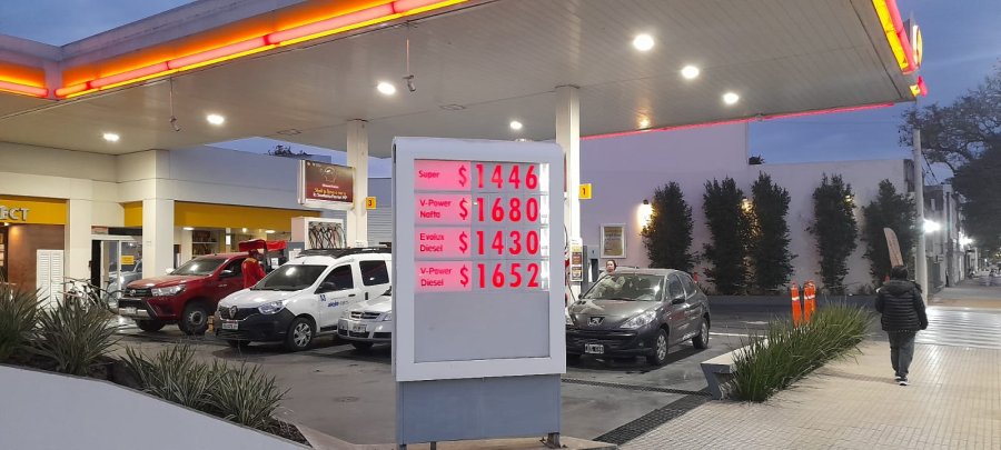 OTRO AJUSTE, Y VAN...Al igual que YPF, la petrolera Shell subi&oacute; el precio de sus naftas desde este martes.