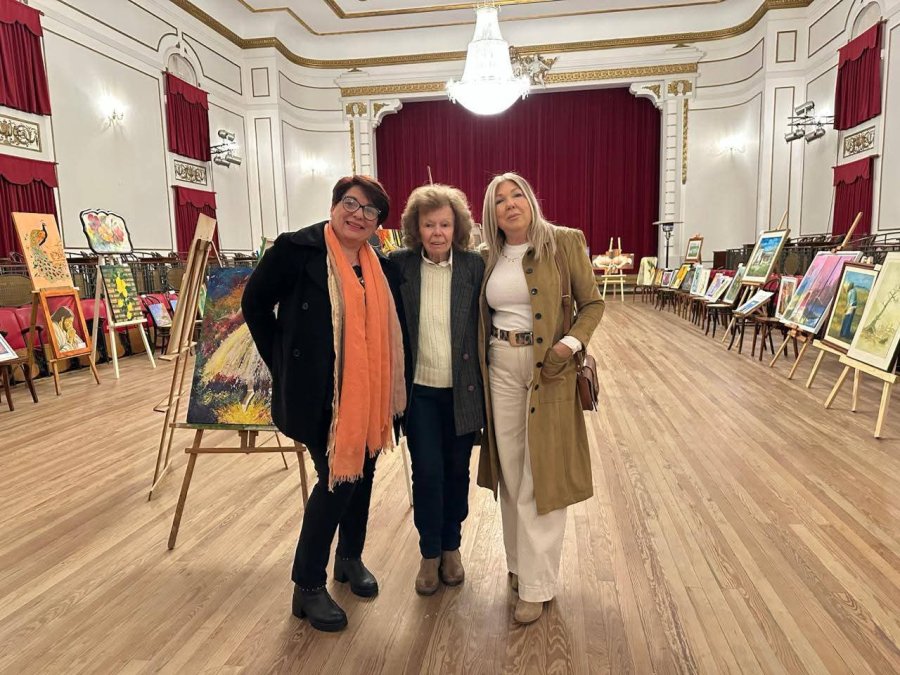 MINUTOS ANTES DE LA HABILITACI&Oacute;N. Gabri Faltoni, Marta Crovella y Patricia Nasetta, posan frente a la muestra.