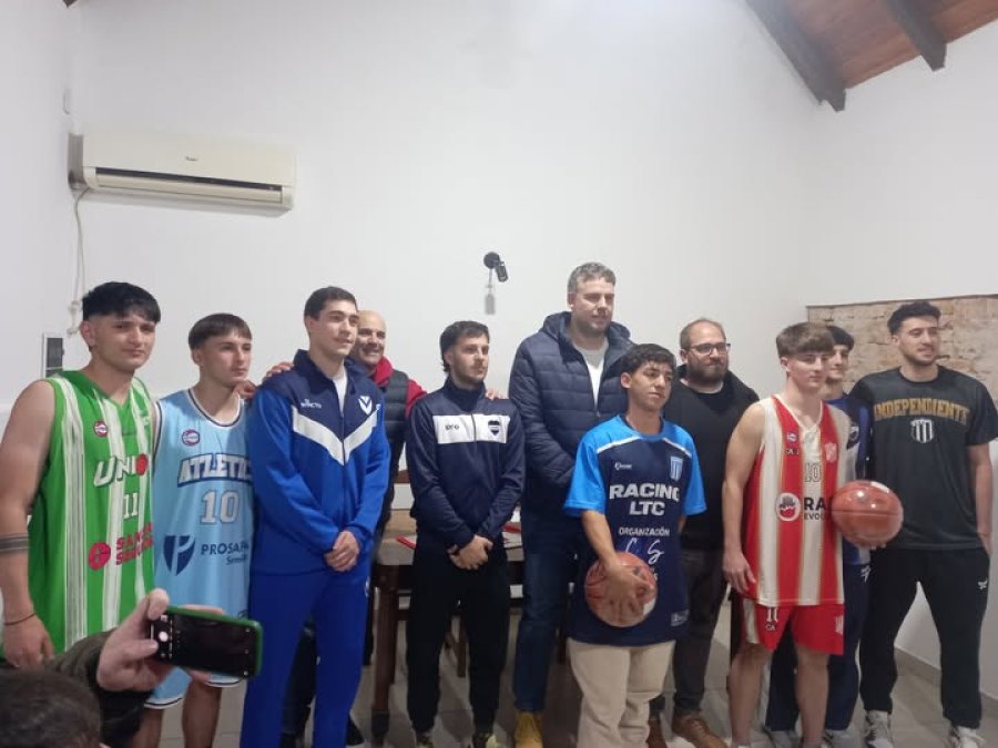 LISTOS PARA EL DEBUT. Jugadores que participaron del lanzamiento del torneo junto a los dirigentes de la ARB.