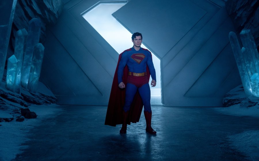 SUPERMAN. Lucha por reconciliar su herencia kryptoniana con su crianza humana en Smallville como Clark Kent.