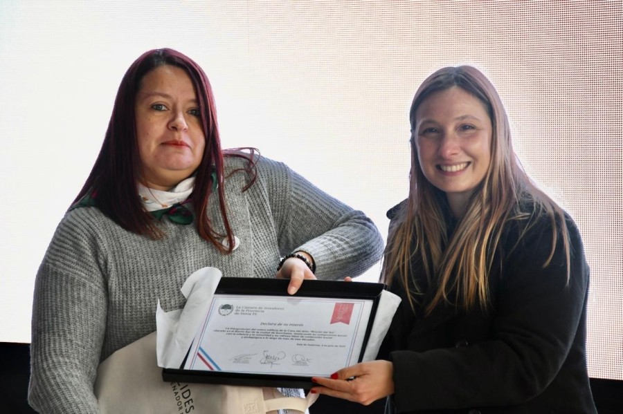 Andrea Ruiz Knuebl y B&aacute;rbara Chivallero durante la entrega de la declaratoria.