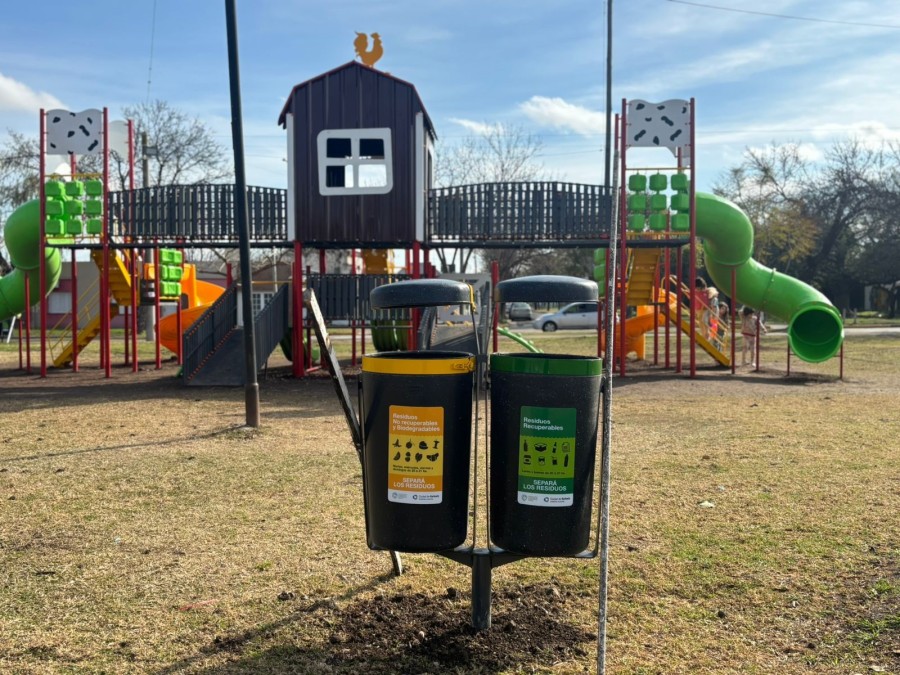 La Municipalidad instal&oacute; cestos diferenciados para residuos en el parque de barrio F&aacute;tima.