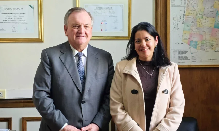 Felipe Michlig y Romina L&oacute;pez en el despacho del legislador.