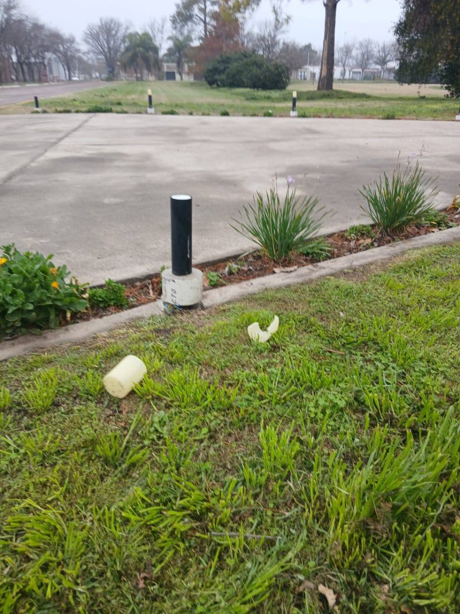 Artefactos da&ntilde;ados en el paseo p&uacute;blico.
