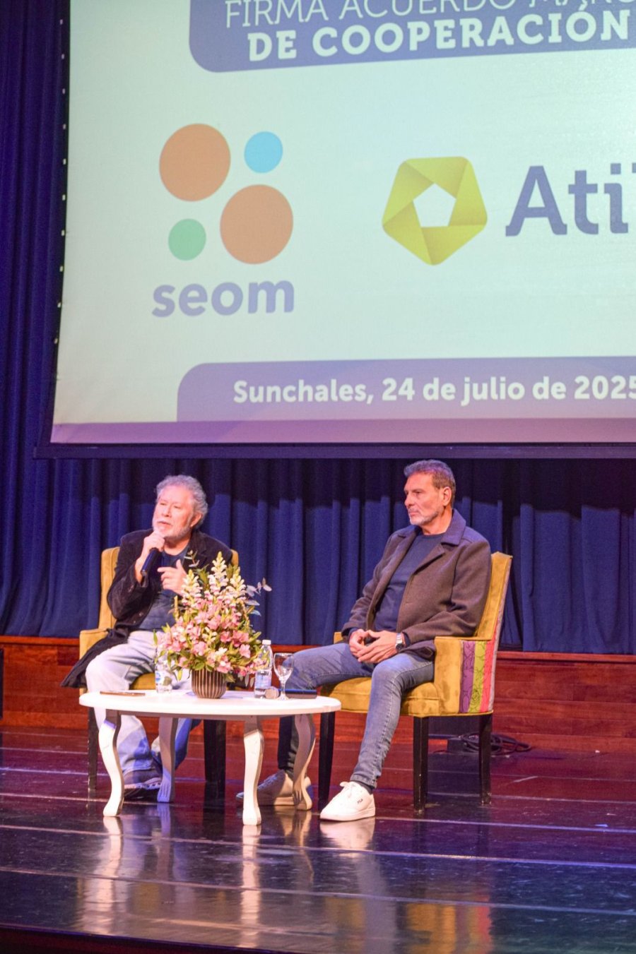 EN SUNCHALES. H&eacute;ctor Ponce y Dar&iacute;o Cocco, los m&aacute;ximos referentes de ATILRA y SEOM durante la ceremonia en la que se firm&oacute; un importante convenio de colaboraci&oacute;n.