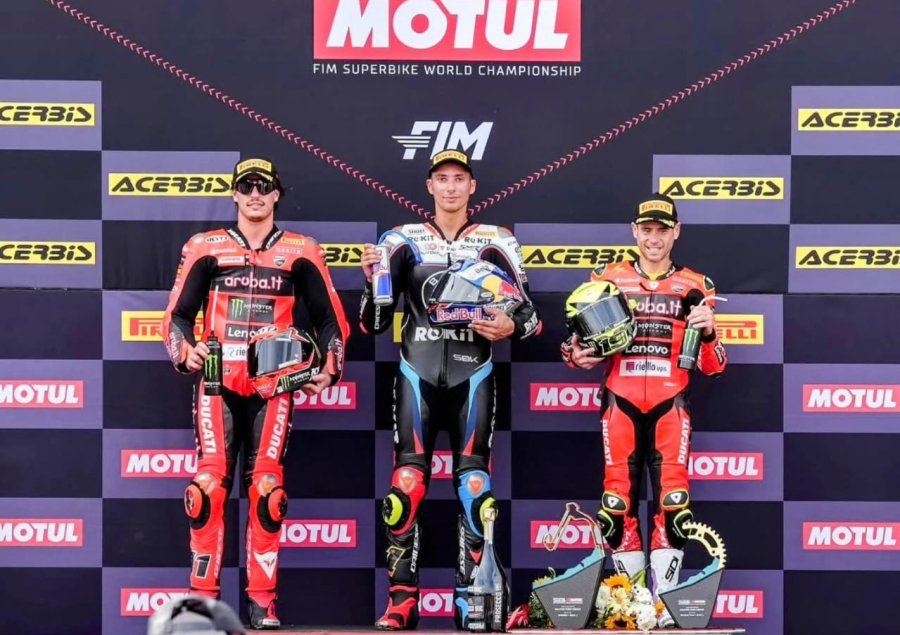Nicolo Bulega (2&deg;), Toprak Razgatlioglu (1&deg;) y &Aacute;lvaro Bautista (3&deg;) en el podio de la Carrera 1.