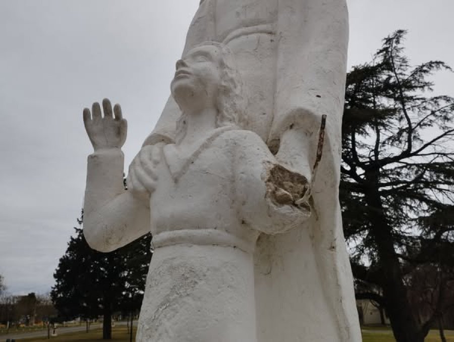 El monumento da&ntilde;ado.