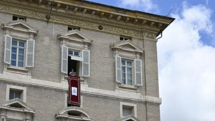 El papa Le&oacute;n XIV asomado desde el Palacio Apost&oacute;lico a la hora del &Aacute;ngelus.