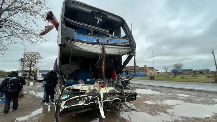 As&iacute; qued&oacute; el micro tras el brutal choque en Santa Fe.