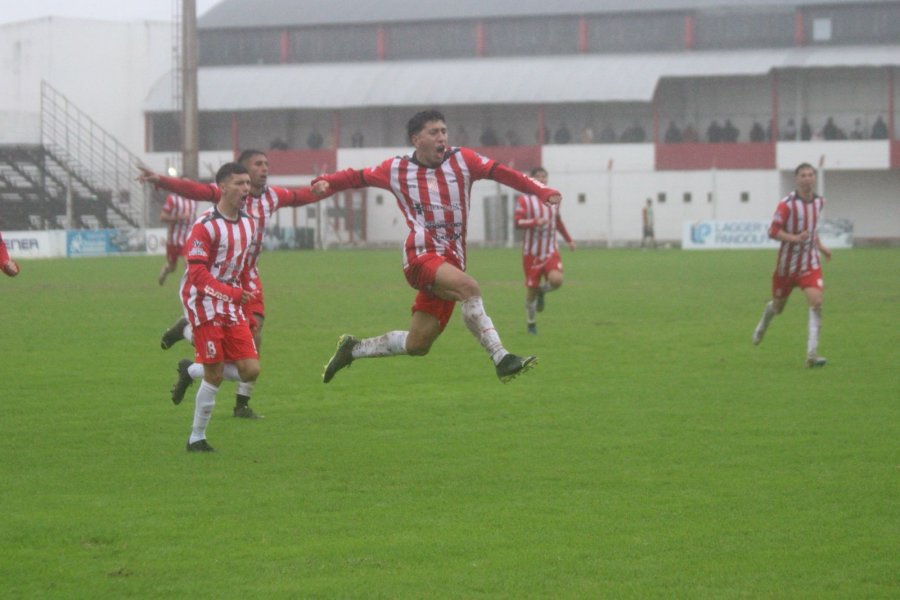 GRAN DEFINICI&Oacute;N. Tob&iacute;as Macies festeja su gol, el primero del Le&oacute;n.