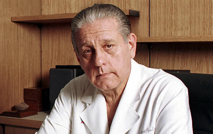 Favaloro, m&eacute;dico, inventor, educador y cardiocirujano argentino con reconocimiento a nivel mundial.
