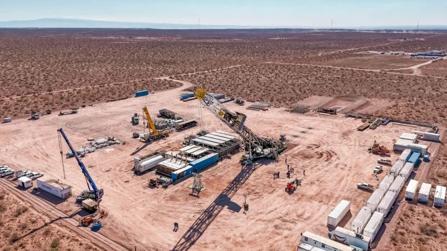 Vista a&eacute;rea de un sector del yacimiento sur de Vaca Muerta.