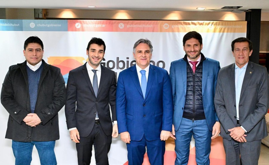 Claudio Vidal, Ignacio Torres, Mart&iacute;n Llaryora, Maximiliano Pullaro y Carlos Sadir en la Casa de Chubut en la Ciudad de Buenos Aires.