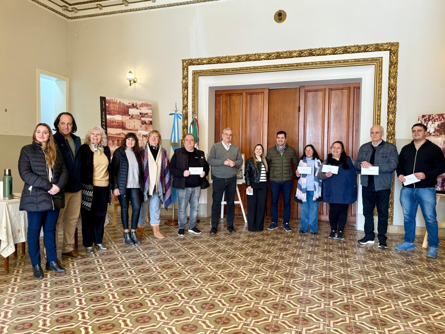 EN LA INSTITUCI&Oacute;N. Autoridades y beneficiarios en un momento de la visita.
