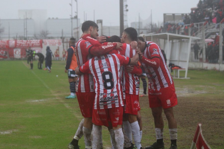 FELIZ PRESENTE. El festejo del buen triunfo ante los salte&ntilde;os.