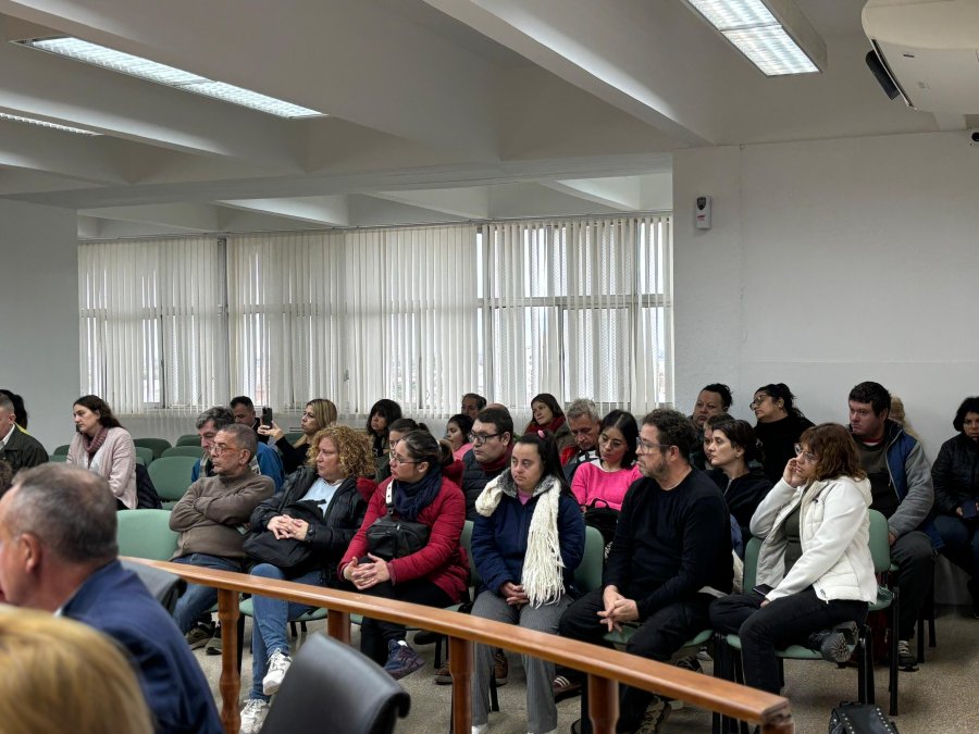 PRESENCIAS. Personas en situaci&oacute;n de discapacidad, sus familiares y profesionales y prestadores asistieron a la sesi&oacute;n, junto a concejales electos como Dellasanta y Scavino.