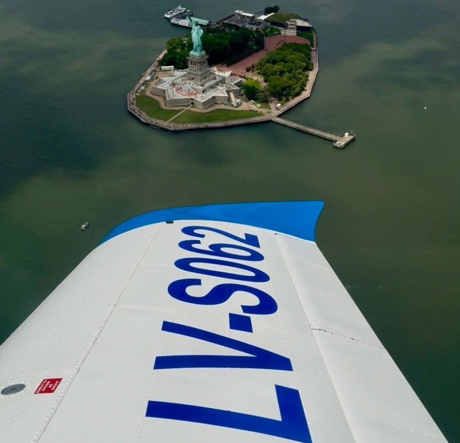 EN NUEVA YORK. Un incre&iacute;ble vuelo cerca de la Estatua de la Libertad.