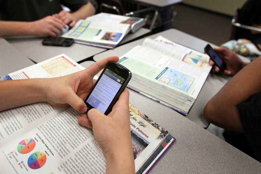 &iquest;SI O NO A LOS CELULARES EN LAS ESCUELAS? Un proyecto pretende regular su uso en las escuelas y que haya recreos libres de pantallas.