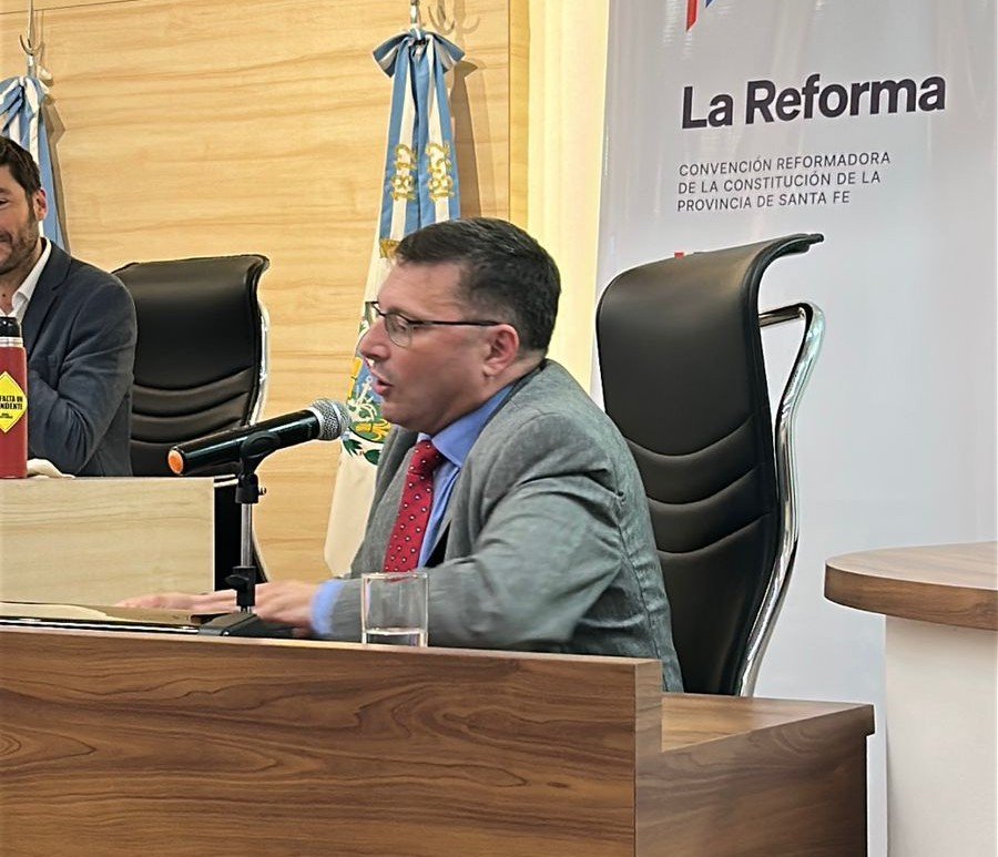 Lisandro M&aacute;rsico durante su presentaci&oacute;n ante la Comisi&oacute;n de R&eacute;gimen Municipal en Rosario. (FOTO PRENSA CONVENCI&Oacute;N)