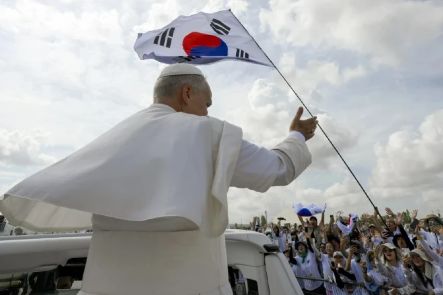 El Pont&iacute;fice, esta ma&ntilde;ana, saludando a peregrinos del Corea del Sur, antes de la Misa del jubileo de los J&oacute;venes.