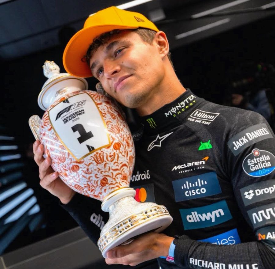 Lando Norris con el trofeo logrado en el GP de Hungr&iacute;a.