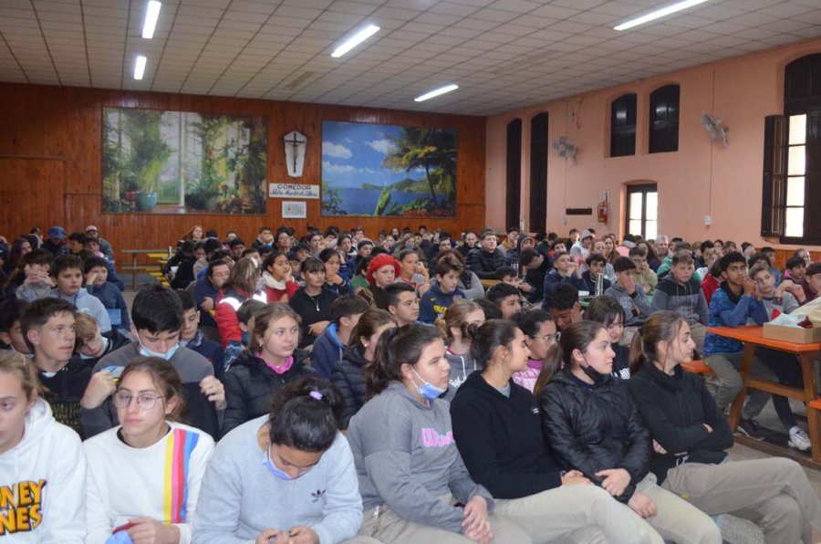 un sal&oacute;n absolutamente colmado respondi&oacute; con creces a la convocatoria.