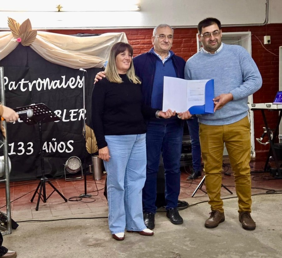 El momento de la entrega durante la celebraci&oacute;n.