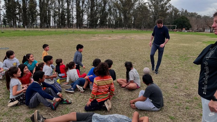 El Intendente con un grupo de ni&ntilde;os en el Centro de D&iacute;a.