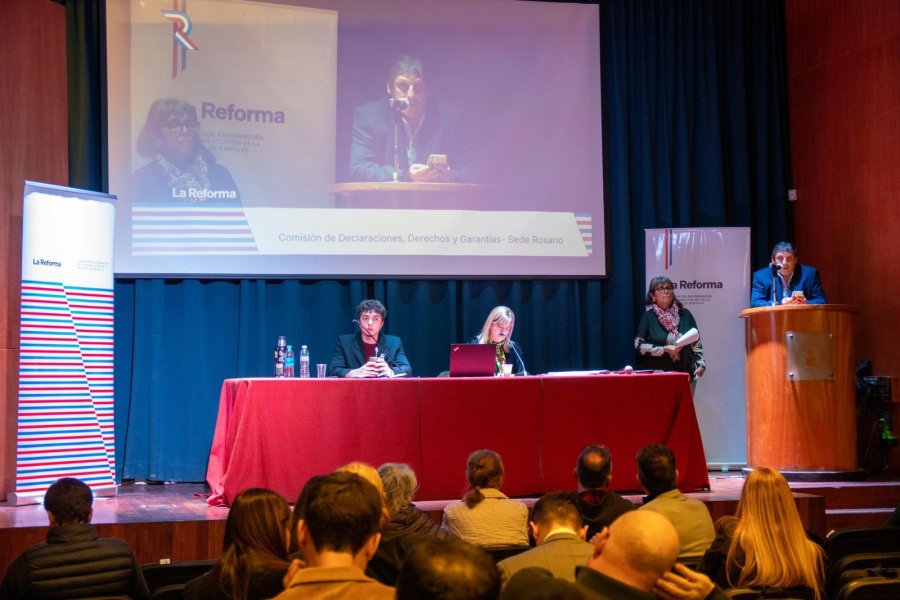 La Comisi&oacute;n de Declaraciones, Derechos y Garant&iacute;as realiz&oacute; su segunda audiencia p&uacute;blica en la Facultad de Derecho de la Universidad Nacional de Rosario.
(FOTO PRENSA CONVENCI&Oacute;N)