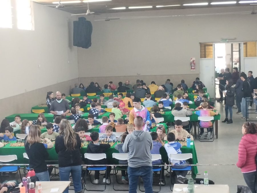 Vista del sal&oacute;n con los ajedrecistas en el desarrollo de la justa delo juego ciencia.