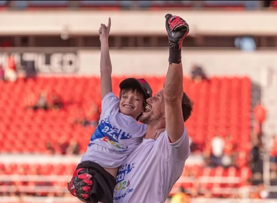 INVOLUCRADO. Rey en varias ocasiones se movi&oacute; en la visibilizaci&oacute;n del autismo.