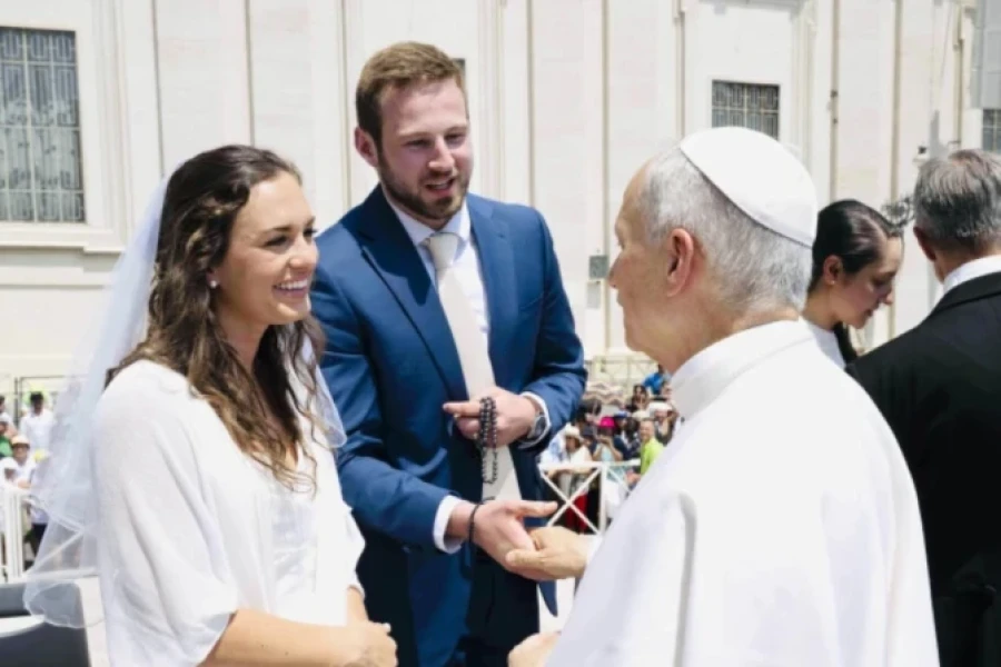Los reci&eacute;n casados ​​Anna y Cole Stevens se reunieron con el papa Le&oacute;n XIV en la audiencia general en Roma el mi&eacute;rcoles 11 de junio de 2025.