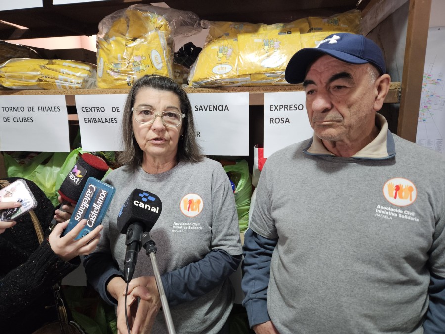 Viviana Garc&iacute;a  y Carlos Trullet, integrantes de Iniciativa Solidaria.