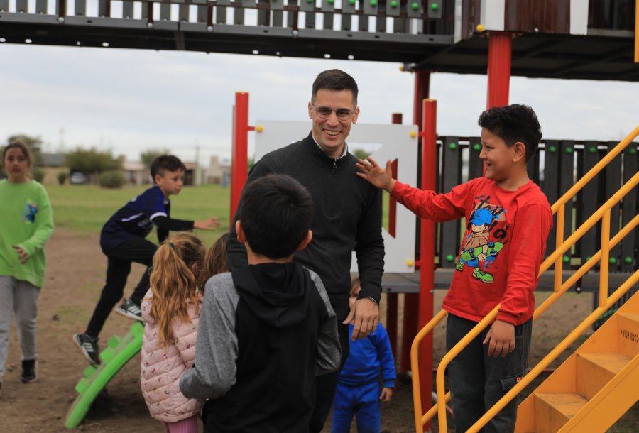 El intendente, Leonardo Viotti, encabez&oacute; la inauguraci&oacute;n de la renovada &aacute;rea de juegos de la Plaza de barrio "El Bosque".