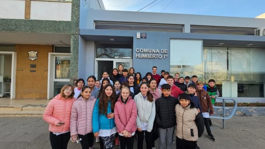 La delegaci&oacute;n junto a a Mauro Gilabert frente al edificio comunal.